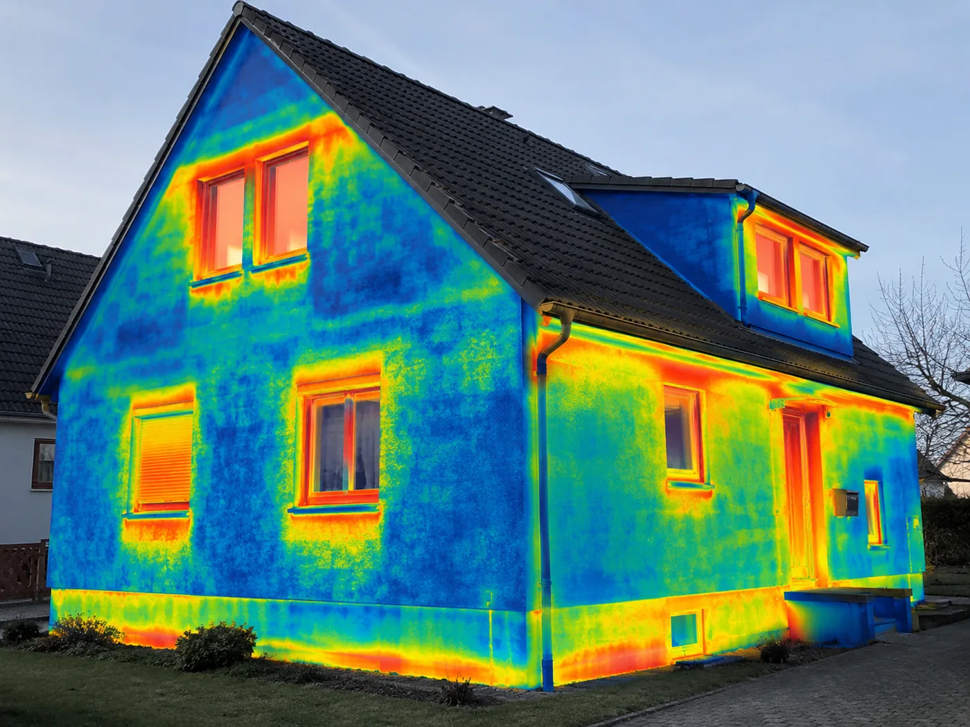 Image thermique d'une maison montrant les déperditions de chaleur